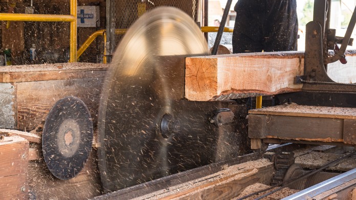 VIDEO: Scéna ako z hororového filmu. Na muža sa rútil obrovský kotúč z cirkulárky, život mu zachránila náhoda