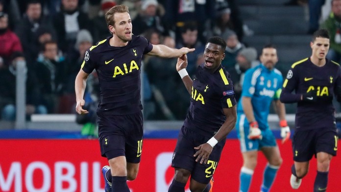 Ilkay Gundogan z ManCity sa snaží uniknúť kapitánovi Bazileja Markovi Suchému v prvom osemfinále LM.