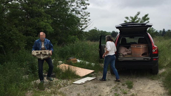 Vyhadzovanie odpadu v Dúbravke.