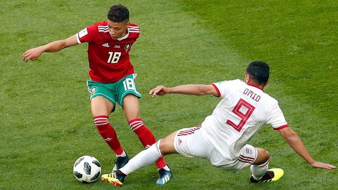 Marocký reprezentant Amine Harit (vľavo).