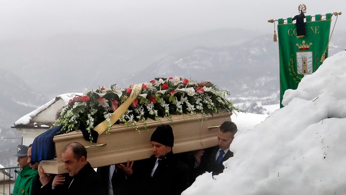 Ľudia nesú truhlu s pozostatkami Alessandra Giancaterina, jednej z obetí z hotela zasypaného lavínou.