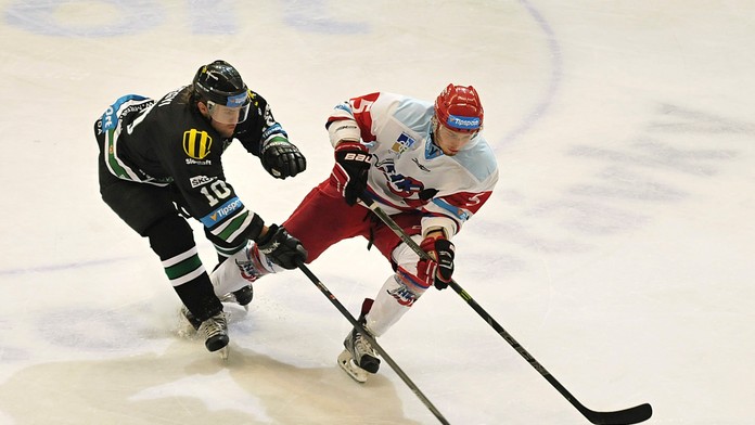 Matej Moravčík z Liptovského Mikuláša (vpravo) a Dominik Hegyi z Nových Zámkov v súboji o puk.