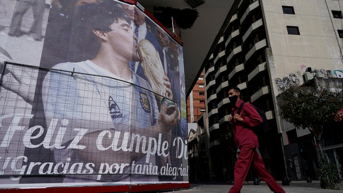 Záchranári prehľadávajú trosky budov po zemetrasení