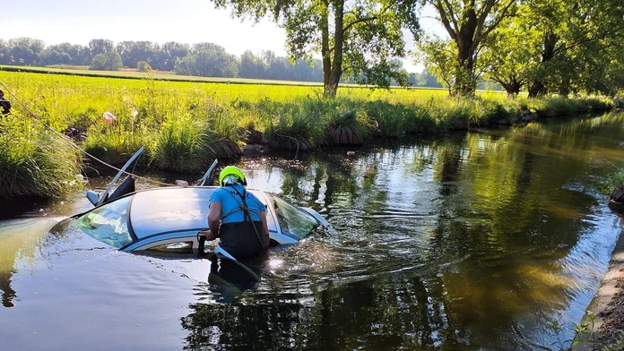 FOTO: Bizarná nehoda na západe Slovenska. Auto skončilo v kanáli, po vodičovi niet ani stopy