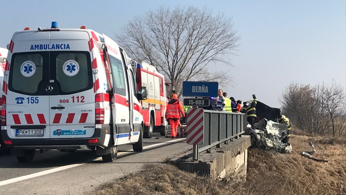Záchranné zložky zasahujú pri nehode pri Kajali.