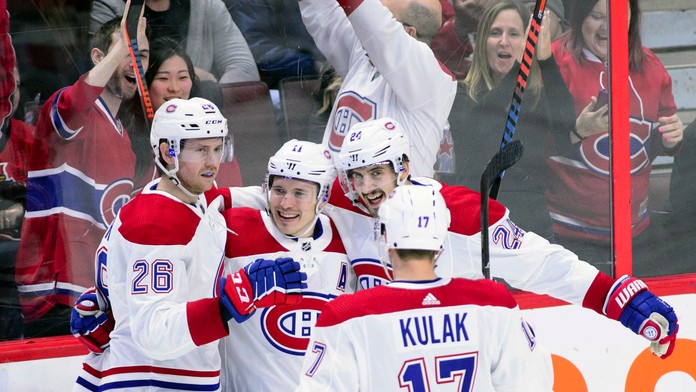 Brendan Gallagher (druhý zľava) oslavuje so spoluhráčmi z Montrealu gól proti Ottawe.