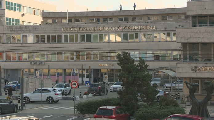 „O tretej ráno sme budili susedov.“ Otec z Bratislavy odišiel v noci z urgentu s chorým dieťaťom bez liekov