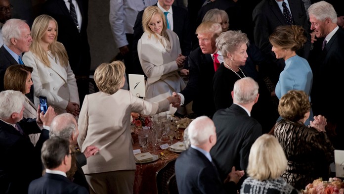 Donald Trump podáva ruku súperke z volieb Hillary Clintonovej na inauguračnom obede.