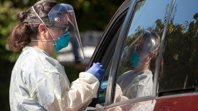 Kométa C/2020 F3 Neowise na večernej oblohe nad maďarským mestom Salgótarján. 