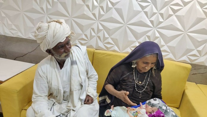 Dživunben Radariová so synom a manželom.