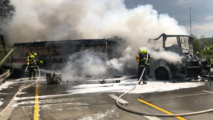 Fanúšik s nápisom na tričku "Slobodu pre politických väzňov" počas semifinále LM medzi Barcelonou a Liverpoolom.
