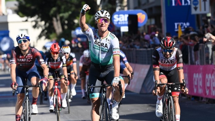 Peter Sagan sa teší z triumfu v 10. etape na Gire.