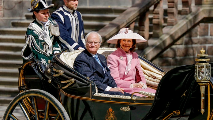 Švédska kráľovná  Silvia  a kráľ Karol XVI. Gustáv počas osláv jeho 70. narodenín. 
