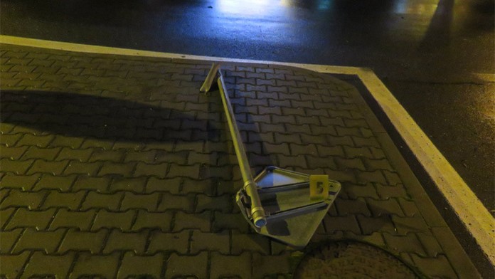 Opitý vodič zdemoloval značku.