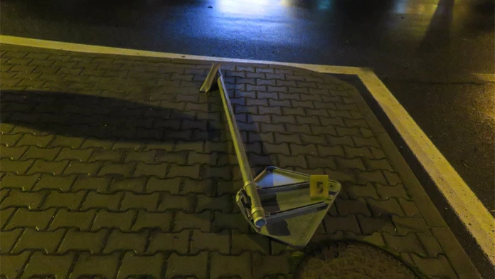 Opitý vodič zdemoloval značku.