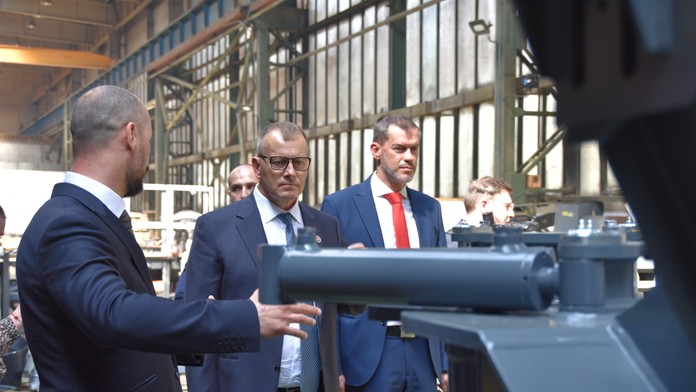 Zľava riaditeľ CSM Industry Tomáš Maroš, Boris Kollár a poslanec Igor Kašper.