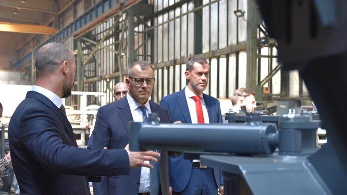 Zľava riaditeľ CSM Industry Tomáš Maroš, Boris Kollár a poslanec Igor Kašper.