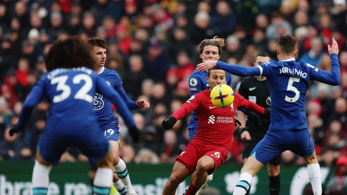 VIDEO: Zápas Premier League prerušil dron. Márny boj Liverpoolu s Chelsea iba prehĺbil trápenie gigantov