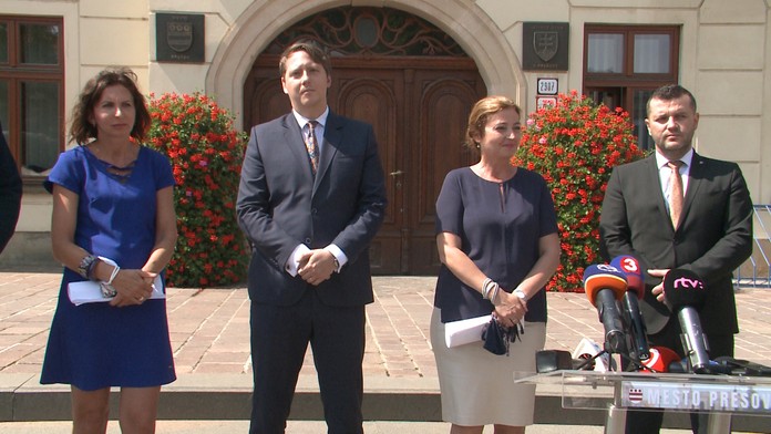 Roman Luknár ako riaditeľ seriálového gymnázia