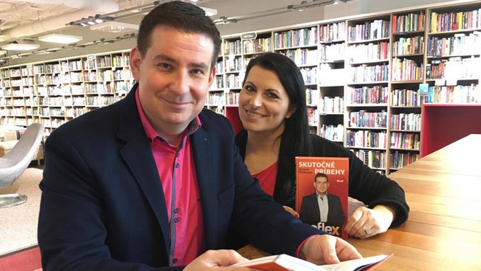 Moderátor magazínu Reflex Patrik Herman s redaktorkou Jarmilou Kováčovou.