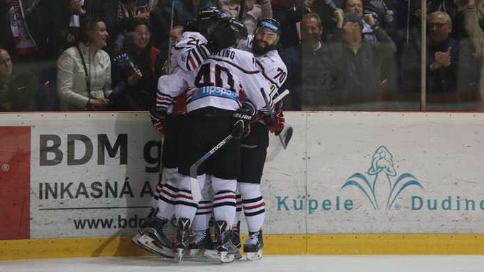 Hráči Banskej Bystrice sa radujú po góle do siete HK Nitra.