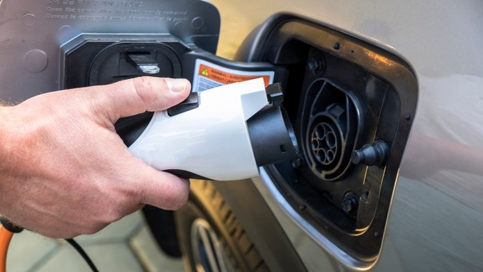 Na snímke je nabíjanie elektromobilu