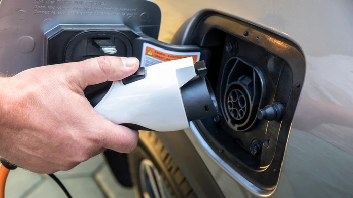 Na snímke je nabíjanie elektromobilu