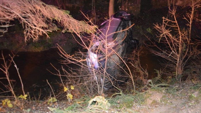 Zišiel mimo cesty a narazil do stromu. Pri nehode v Považskej Bystrici zomrel 55-ročný muž