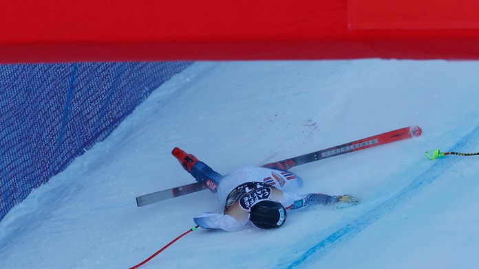 Na snímke nórsky lyžiar Aleksander Aamodt Kilde padá v  klasickom zjazde Svetového pohára vo švajčiarskom Wengene.