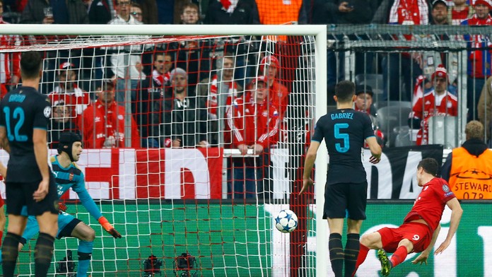 Hráč Bayernu Robert Lewandowski (vpravo) strieľa gól Petrovi Čechovi. (Arsenal).