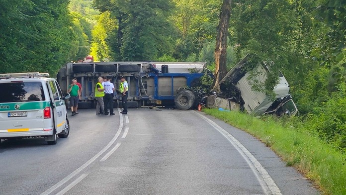 Nákladiaky z tej istej firmy smerovali do kameňolomu. Jeden z nich dostal šmyk, vodič po náraze do stromu zomrel