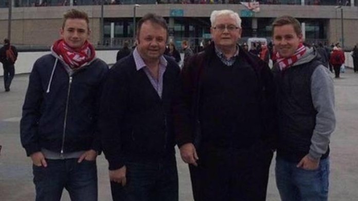 Owen (vľavo) so svojím bratom. Ten prišiel vTunisku o život.