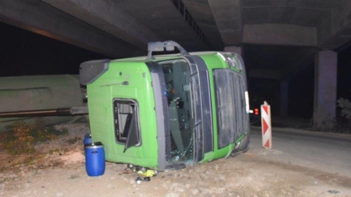 Prevrátené nákladné auto.