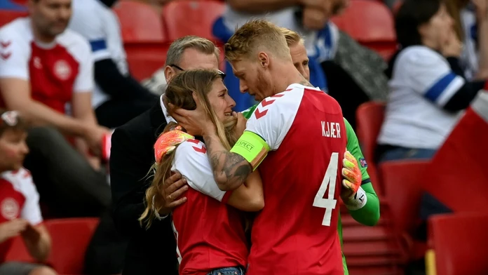 Eriksenovu manželku utešuje kapitán Kjaer