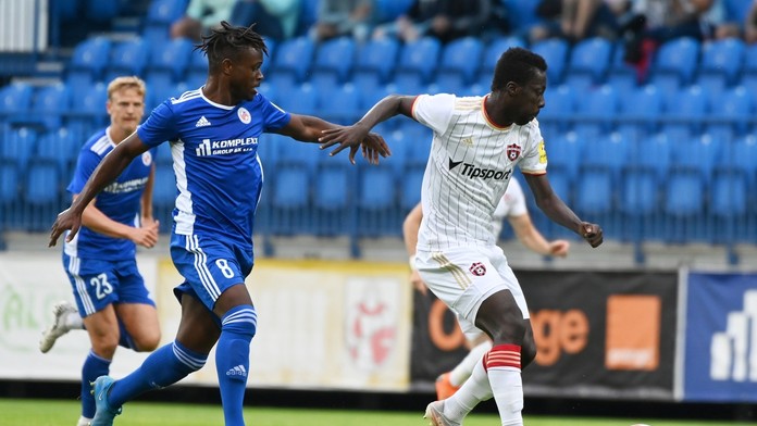 Vpravo hráč Trnavy Yann Yao a hráč Senice Christopher Goslin počas zápasu 2. kola Fortuna ligy.