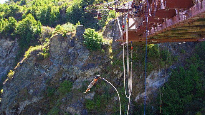Zomrel pred očami svojej rodiny. Mladý bungee jumper pri zoskoku dostal infarkt