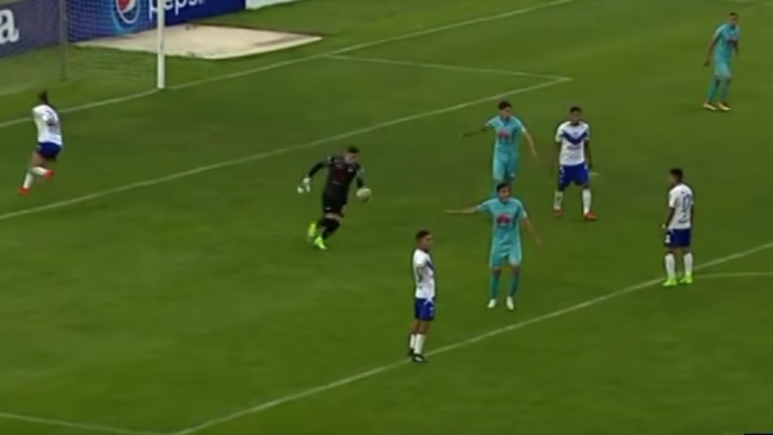 Brankár strelil gól z celého ihriska.