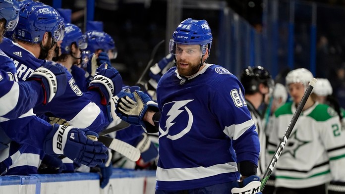 Slovenský obranca v drese Tampy Bay Lightning Erik Černák sa teší so spoluhráčmi po strelení gólu.