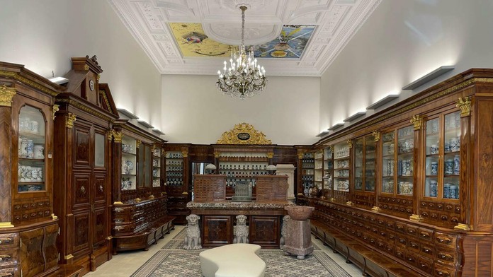 Mobiliár Lekárne u Salvatora.