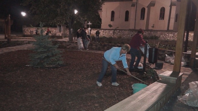 Obyvatelia skrášľujú obec.