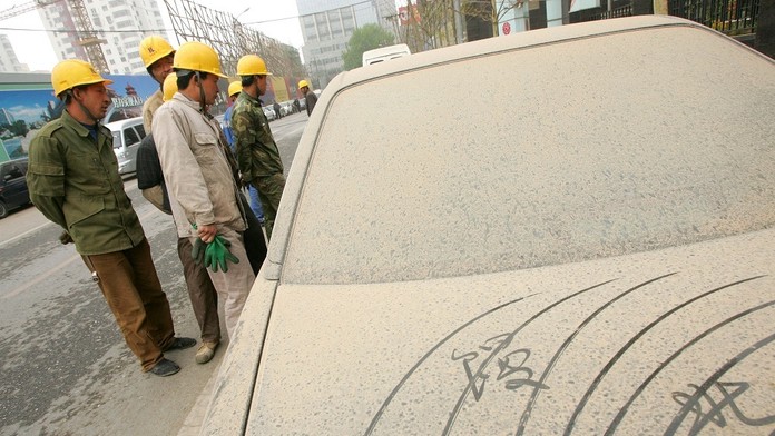 Prach na aute - ilustračné foto.