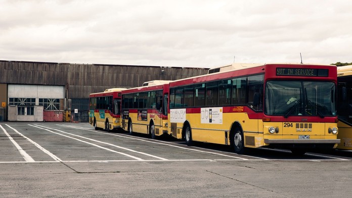 Autobusy mestskej hromadnej dopravy v austrálskom Melbourne (ilustračná snímka)