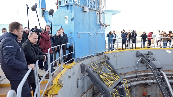 Na snímke ruský prezident Vladimir Putin (druhý zľava) a šéf Ruskej vesmírnej agentúry Igor Komarov (vľavo) počas prehliadky odp