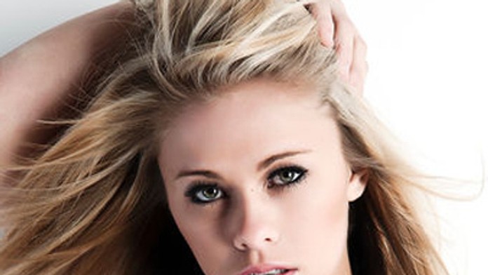 Z modelky sa stal Rambo v ženskom podaní.