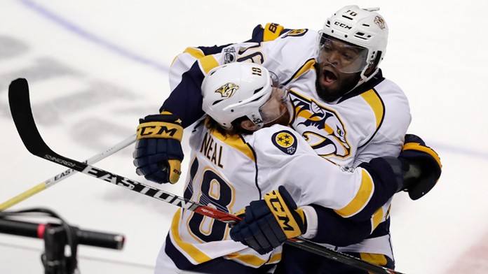 Hráč Nashville Predators James Neal (vľavo) sa teší z gólu s P.K. Subbanom.