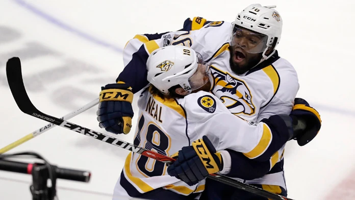 Hráč Nashville Predators James Neal (vľavo) sa teší z gólu s P.K. Subbanom.