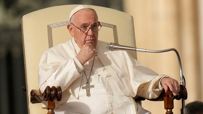 Pápež František sedí počas pravidelnej generálnej audiencie na Námestí sv. Petra vo Vatikáne.