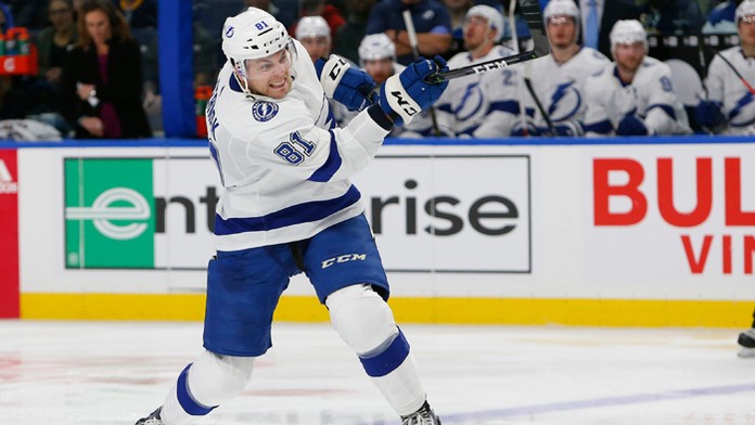 Slovák Erik Černák vo svojom premiérovom zápase v NHL v drese Tampy.