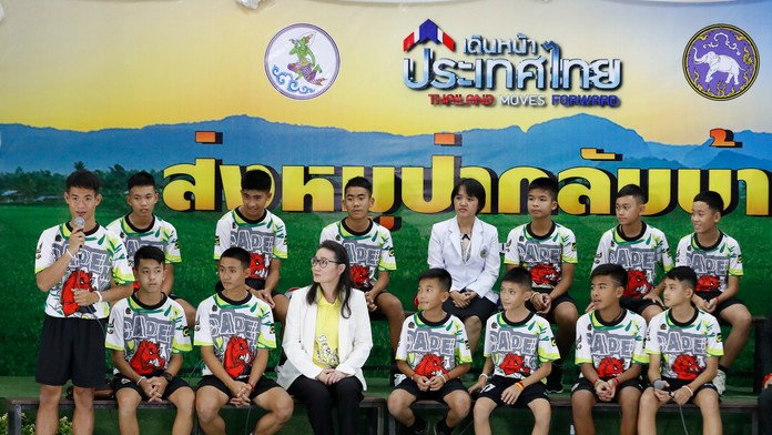 Chlapci zachránení z jaskyne na tlačovej konferencii.