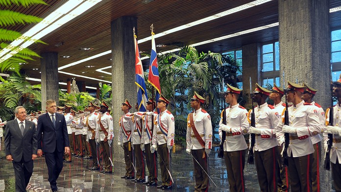 Na snímke premiér SR Robert Fico (druhý zľava) a kubánsky prezident Raúl Castro